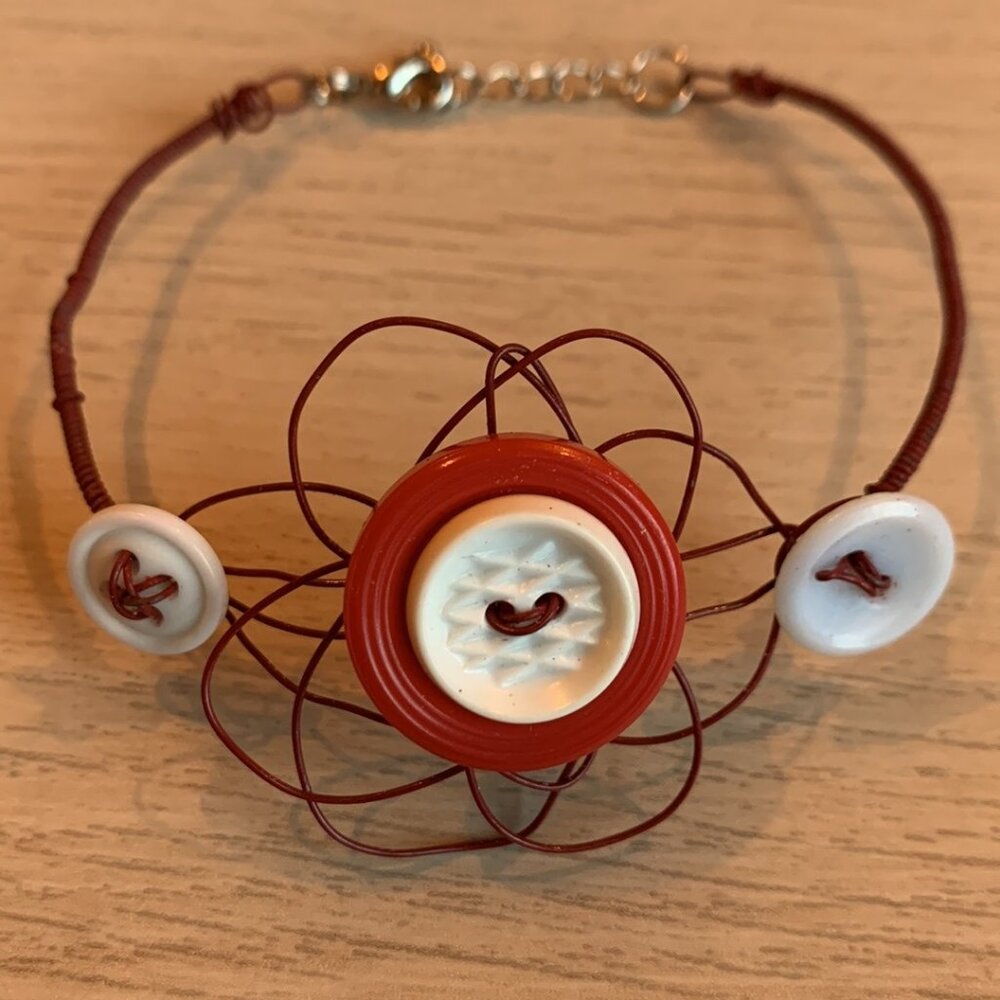 2x18$ ☃️ 🎁 Creation - Red wire and white buttons Bracelet